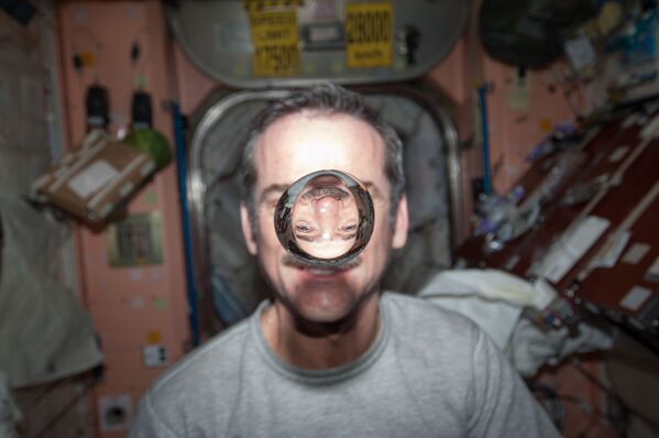 Астронавт Кристофер Хэдфилд демонстрирует водяной пузырь в невесомости на МКС. 2013 год