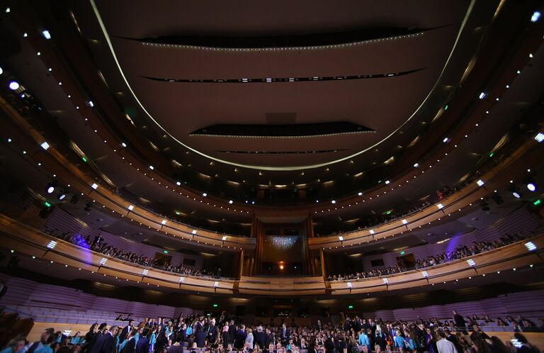 Гости перед началом гала-открытия VII Санкт-Петербургского международного культурного форума на новой сцене государственного академического Мариинского театра