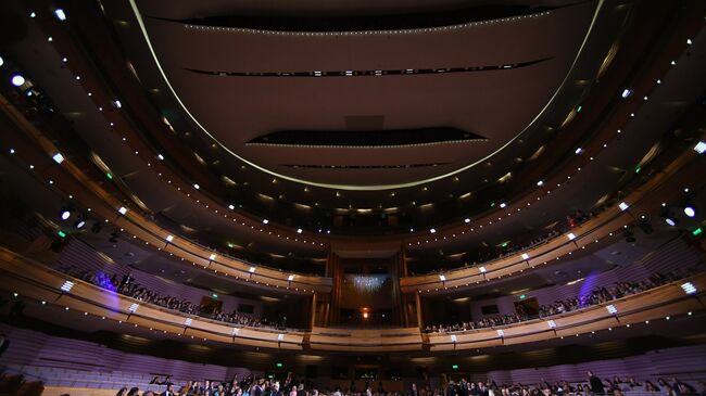 Гости перед началом гала-открытия VII Санкт-Петербургского международного культурного форума на новой сцене государственного академического Мариинского театра