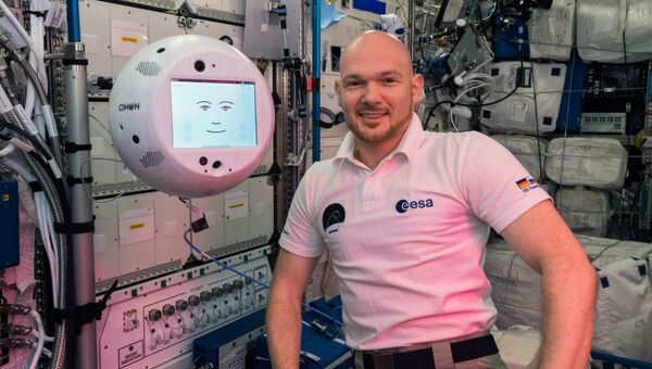 Астронавт ESA Александр Герст с роботом CIMON