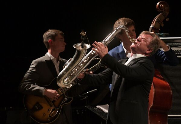 Музыкант Игорь Бутман выступает на концерте «Jazz Across Borders»