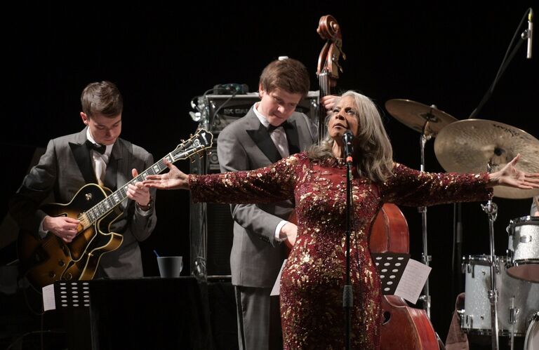 Американская певица Патти Остин выступает на концерте «Jazz Across Borders»