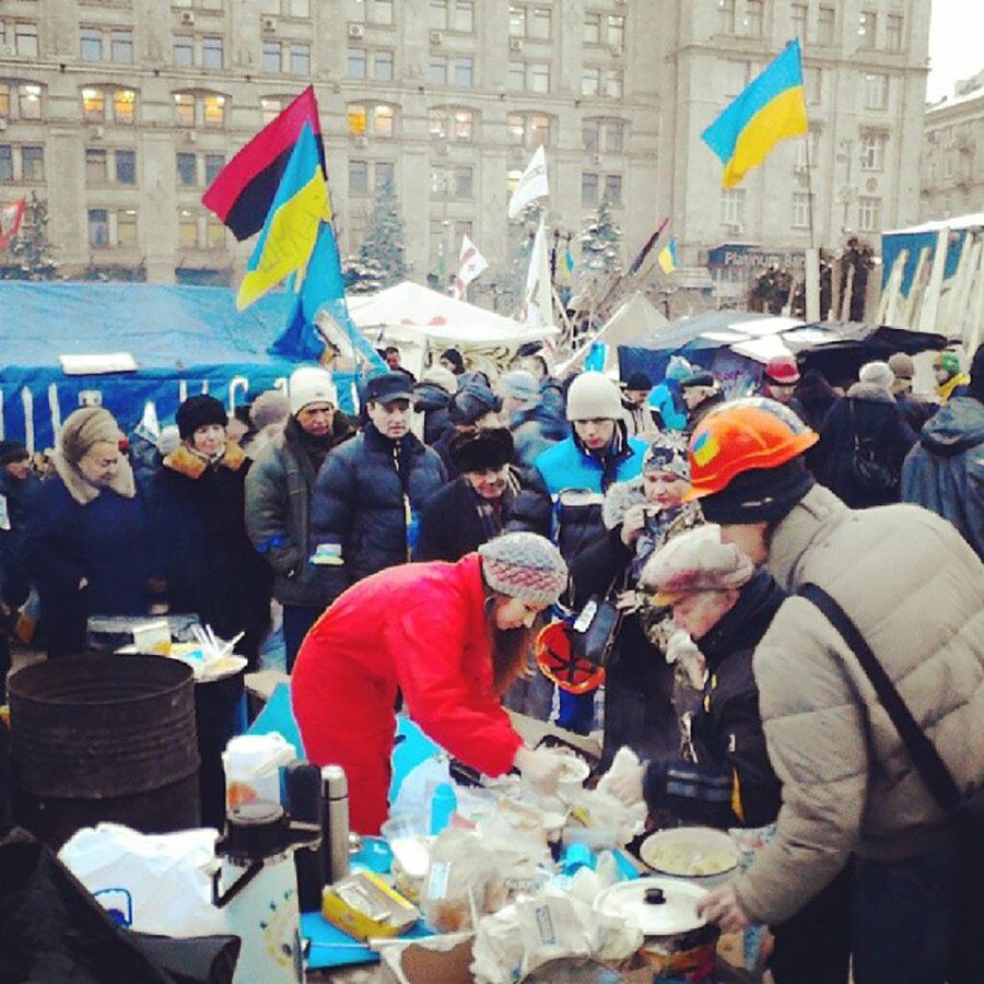 Точка раздачи еды на Майдане. Декабрь 2013