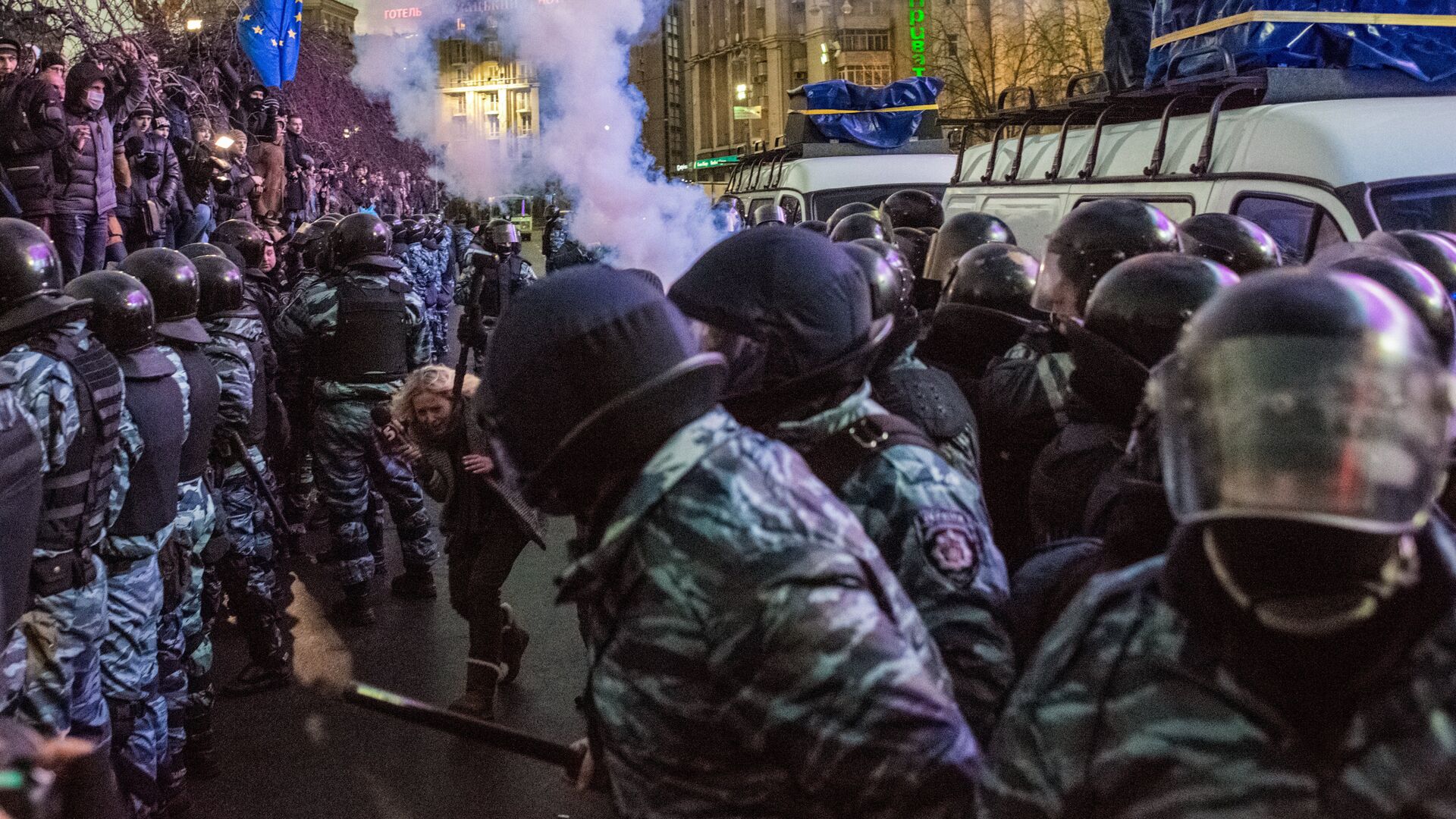 Сотрудники спецподразделения Беркут МВД Украины препятствуют попыткам сторонников евроинтеграции перекрыть движение по улице Крещатик в Киеве - РИА Новости, 1920, 14.06.2021