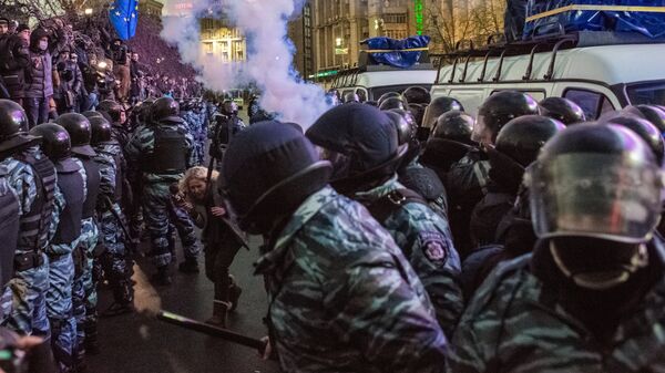 Сотрудники спецподразделения Беркут МВД Украины препятствуют попыткам сторонников евроинтеграции перекрыть движение по улице Крещатик в Киеве