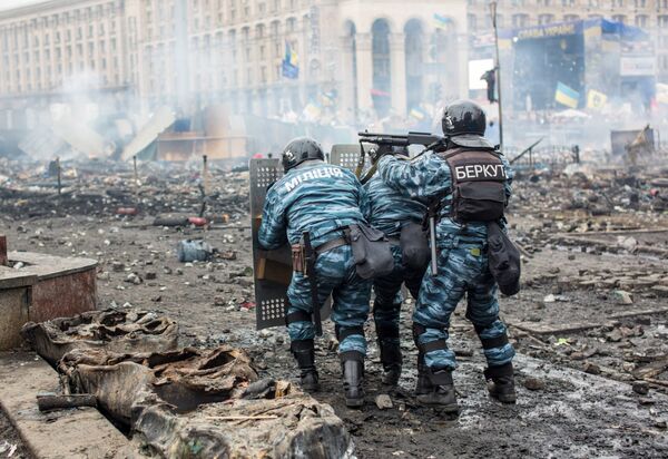 Сотрудники правоохранительных органов на площади Независимости в Киеве, где происходят столкновения митингующих и сотрудников милиции