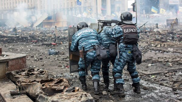 Сотрудники правоохранительных органов на площади Независимости в Киеве в феврале 2014 года