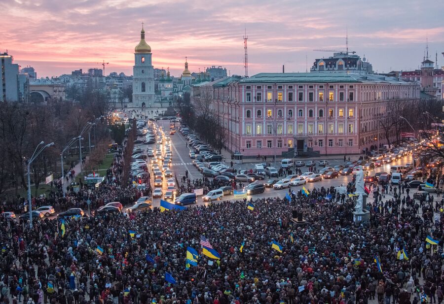 Участники акции в поддержку евроинтеграции Украины на Михайловской площади в Киеве