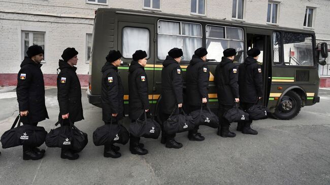 Призывники в краевом сборном пункте во Владивостоке