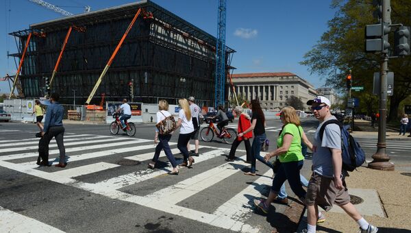 Люди переходят улицу в Вашингтоне (округ Колумбия)