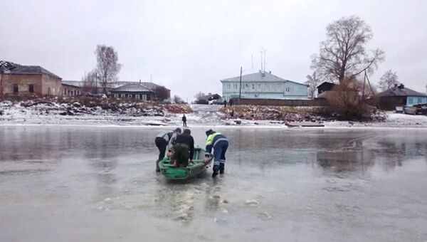 Полицейские спасли тонувшего в ледяной воде ребенка в селе Устье Вологодской области. 21 ноября 2018