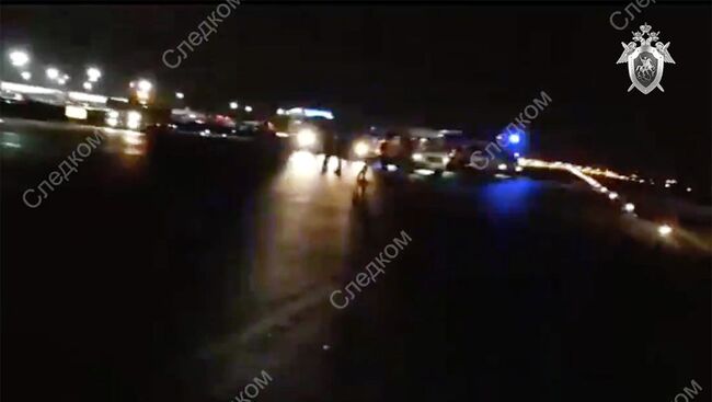Стоп-кадр видео СК РФ с места обнаружения тела мужчины на взлетно-посадочной полосе аэропорта Шереметьево
