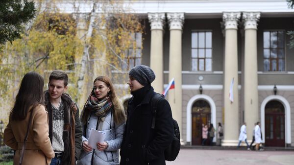 Студенты возле здания Медицинской академии имени Георгиевского в Симферополе