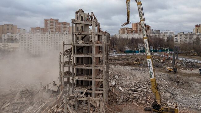 Снос недостроенного здания больницы на Клинской улице в Москве. 21 ноября 2018