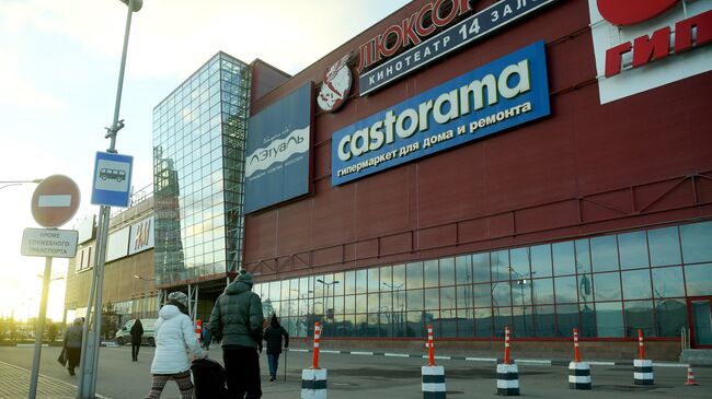 Вывеска гипермаркета Castorama на здании торгово-развлекательного центра Золотой Вавилон