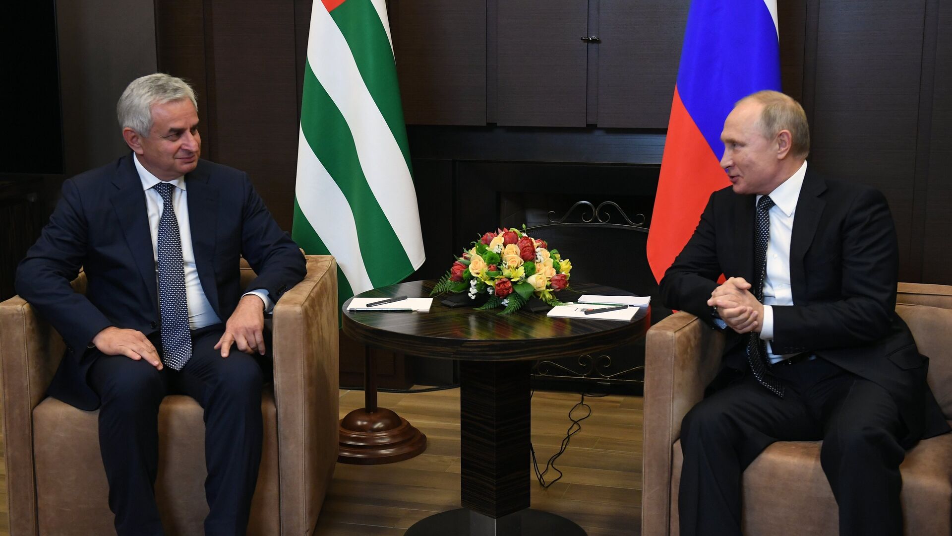 Президент России Владимир Путин и бывший президент Республики Абхазия Рауль Хаджимба во время встречи. 21 ноября 2018 года - РИА Новости, 1920, 05.03.2025