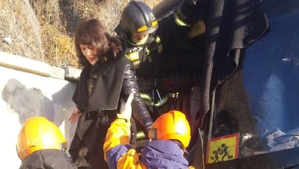 Во Владивостоке спасатели эвакуировали детей из заблокированного автобуса