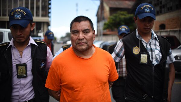 Бывший солдат армии Гватемалы Сантос Лопес Алонсо в сопровождении агентов Интерпола после депортации из США. 10 августа 2016