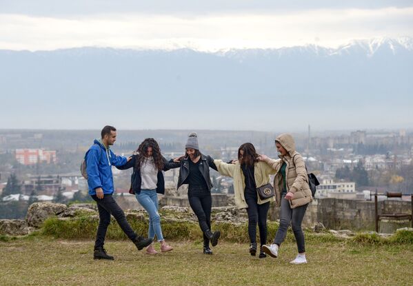 Молодые люди на холме Укимериони в Кутаиси