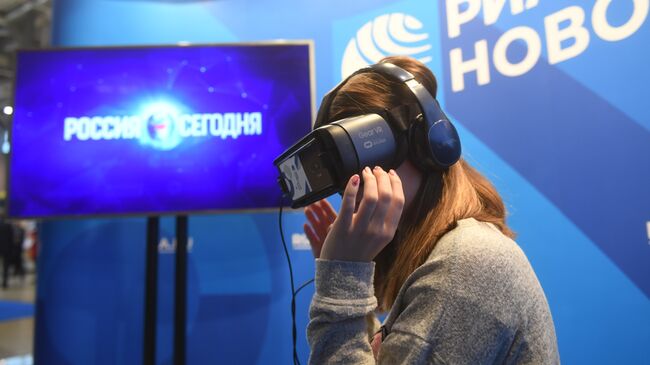 Очки виртуальной реальности Samsung Gear VR в мультимедийной презентационной зоне RIA.RU на RIW-2018