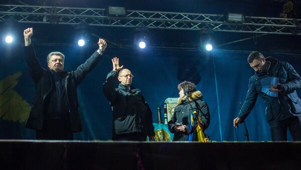 Петр Порошенко, Арсений Яценюк и Виталий Кличко во время митинга на площади Независимости. 21 февраля 2014
