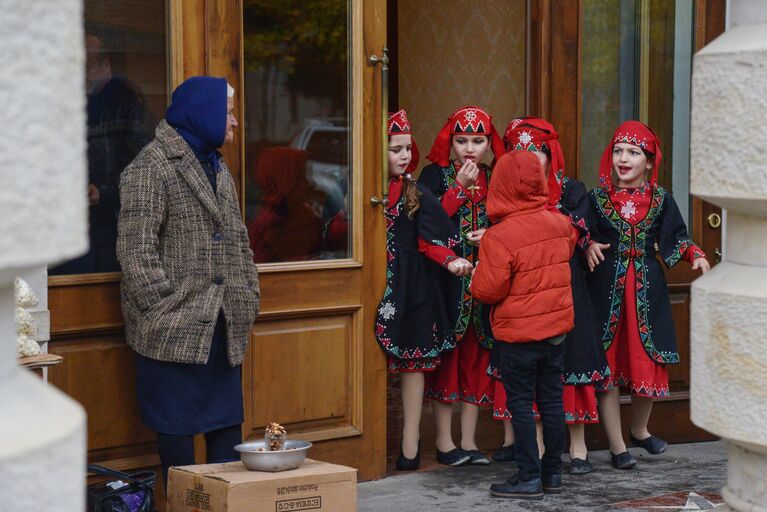 Девочки в национальных костюмах у входа в оперный театр в Кутаиси