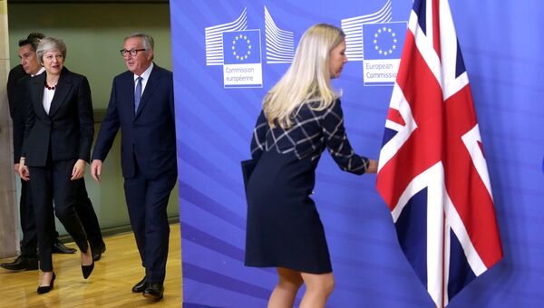 Премьер-министр Великобритании Тереза Мэй и глава Еврокомиссии Жан-Клод Юнкер в штаб-квартире ЕС в Брюсселе. 21 ноября 2018