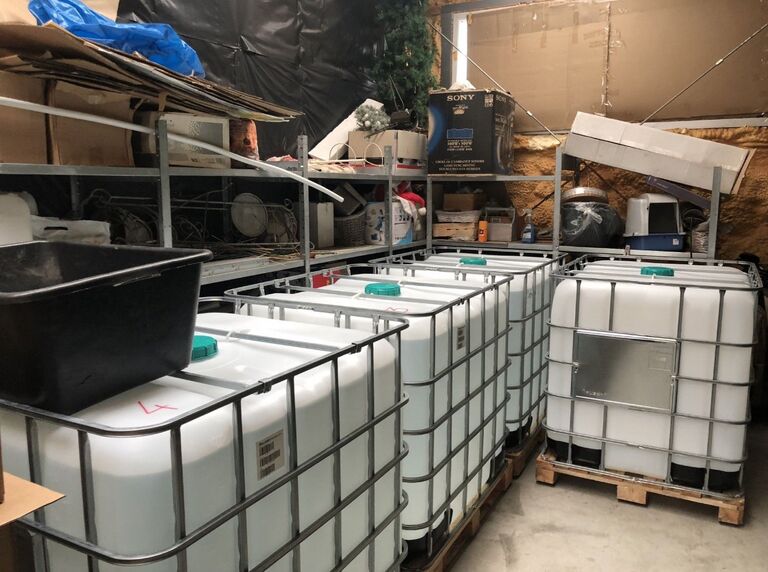 Склад подпольного завода по производству поддельной алкогольной продукции в Литве Склад подпольного завода по производству поддельной алкогольной продукции в Литве