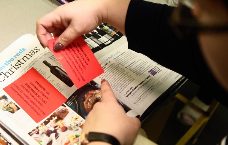 Заклеенная реклама алкогольной продукции в журнале в Литве Заклеенная реклама алкогольной продукции в журнале в Литве