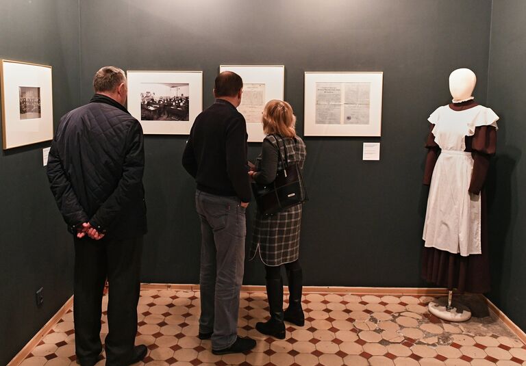 Посетители выставки Курсистка – имя нарицательное. К 140-летнему юбилею высшего женского образования в России в Санкт-Петербурге Посетители выставки Курсистка – имя нарицательное. К 140-летнему юбилею высшего женского образования в России в Санкт-Петербурге