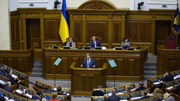 Президент Украины Петр Порошенко выступает на заседании Верховной рады Украины.
