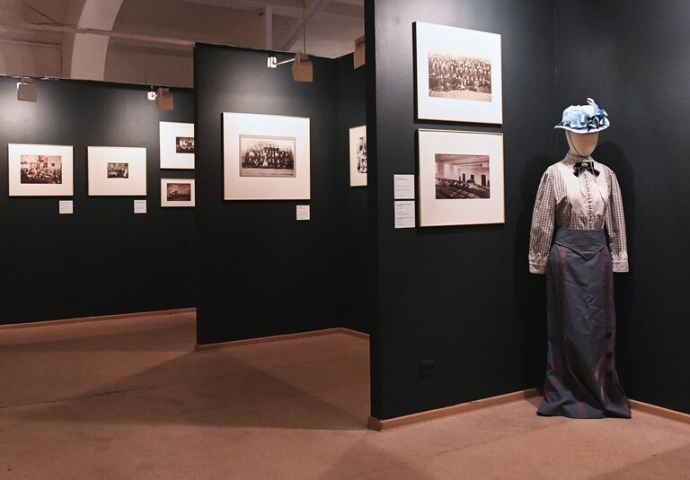 Один из залов выставки Курсистка – имя нарицательное.  К 140-летнему юбилею высшего женского образования в России Один из залов выставки Курсистка – имя нарицательное.  К 140-летнему юбилею высшего женского образования в России