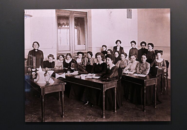 Фотография на выставке Курсистка – имя нарицательное.  К 140-летнему юбилею высшего женского образования в России в Санкт-Петербурге Фотография на выставке Курсистка – имя нарицательное.  К 140-летнему юбилею высшего женского образования в России в Санкт-Петербурге