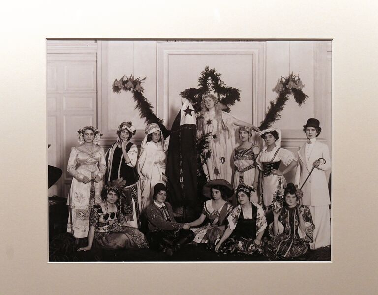 Фотография на выставке Курсистка – имя нарицательное. К 140-летнему юбилею высшего женского образования в России в Санкт-Петербурге Фотография на выставке Курсистка – имя нарицательное. К 140-летнему юбилею высшего женского образования в России в Санкт-Петербурге