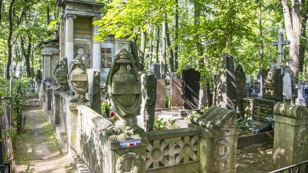 Cклеп семейства Кноп эпохи неоклассицизма на Введенском кладбище в Москве