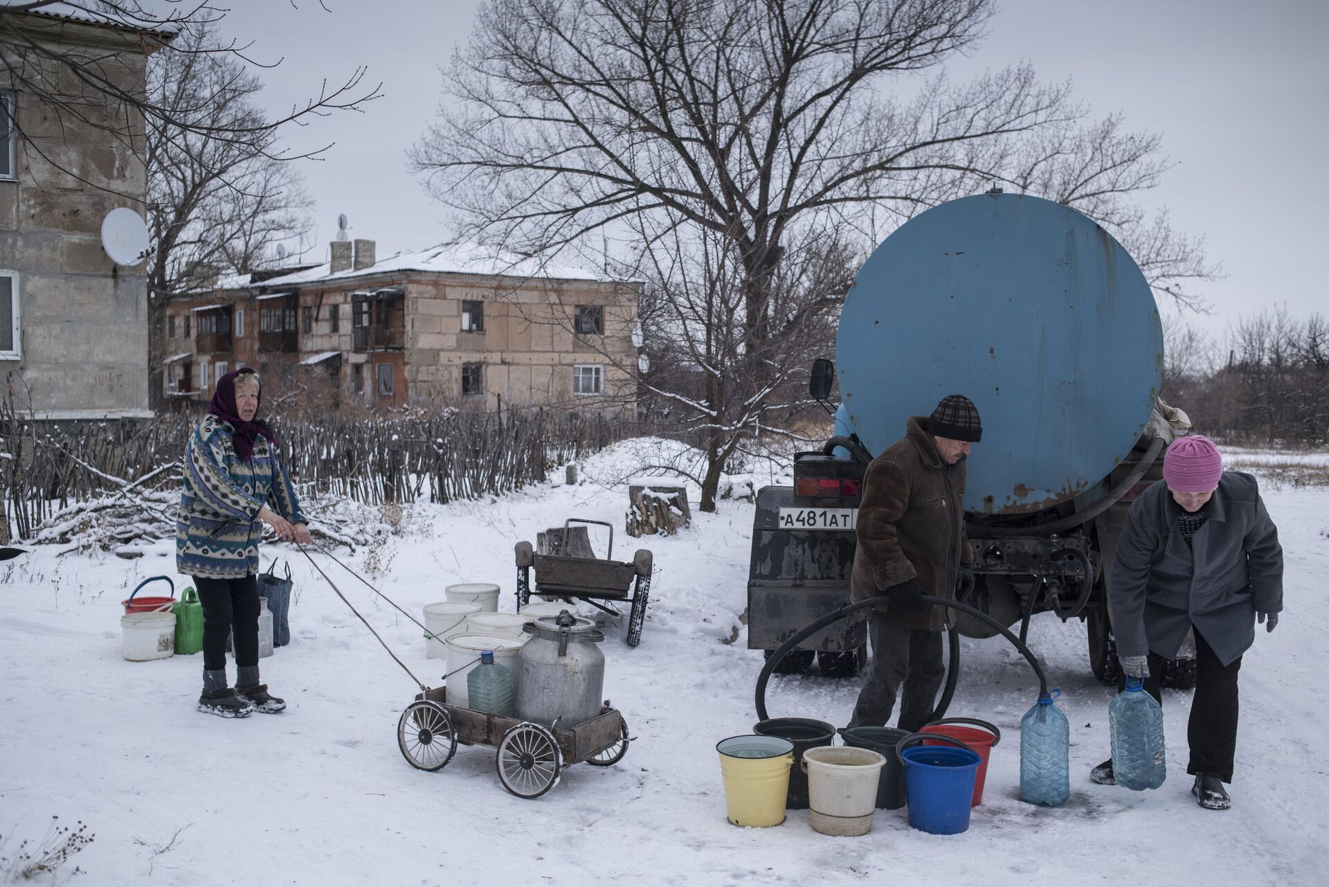 Local residents collect water from a cistern in the village of Donetsk in the Luhansk region - RIA Novosti, 1920, 06.10.2022