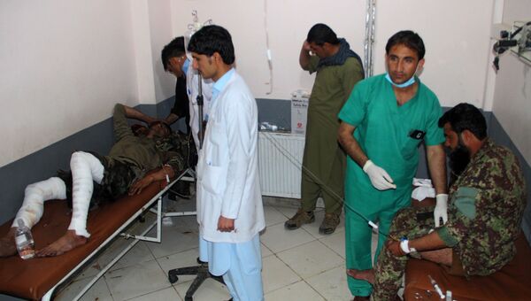 Афганские медики оказывают помощь пострадавшим от взрыва во время пятничной молитвы в мечети в провинции Хост. 23 ноября 2018