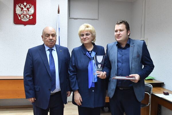 Директор ВНИИ пивоваренной, безалкогольной и винодельческой промышленности Лев Оганесянц, вице-президент РАН Ирина Донник и обладатель Гран-при Илья Волошин на XXII Международном конкурсе вин и спиртных напитков Директор ВНИИ пивоваренной, безалкогольной и винодельческой промышленности Лев Оганесянц, вице-президент РАН Ирина Донник и обладатель Гран-при Илья Волошин на XXII Международном конкурсе вин и спиртных напитков