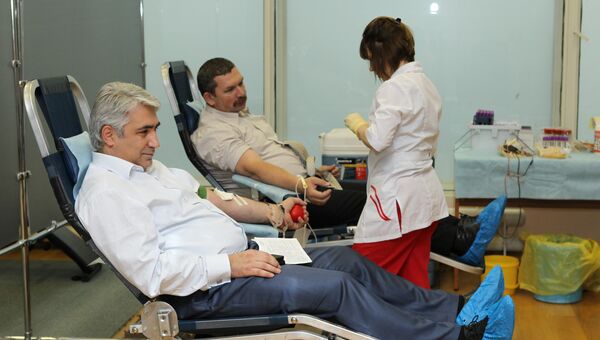 Работники департамента жилищно-коммунального хозяйства Москвы во время сдачи крови