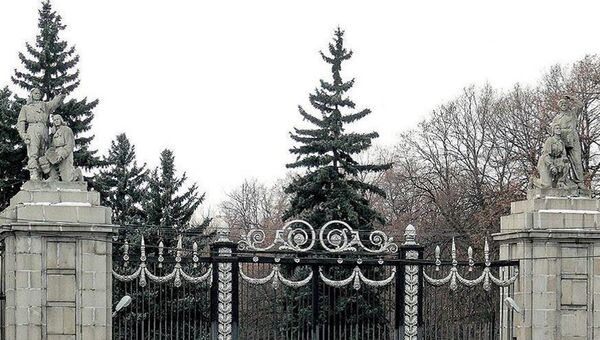 Ограда и ворота Московского аэровокзала. Архивное фото