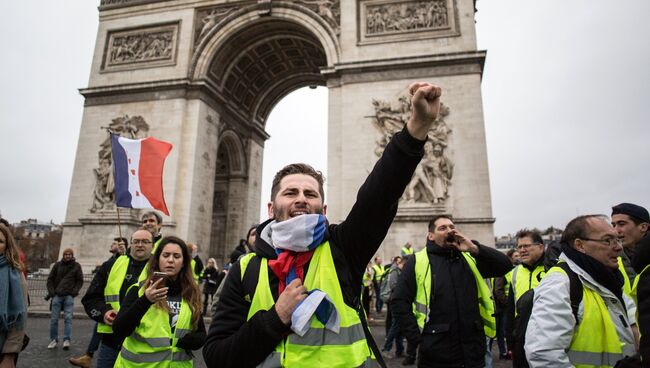 Участники акции протеста против роста цен на бензин желтые жилеты в Париже. 24 ноября 2018