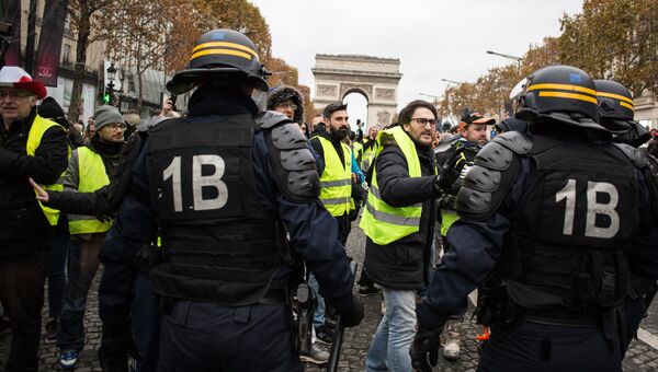 Участник акции протеста против роста цен на бензин желтые жилеты в Париже. 24 ноября 2018