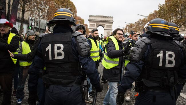 Участник акции протеста против роста цен на бензин желтые жилеты в Париже. Архивное фото