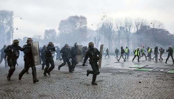 Столкновение участников акции протеста против роста цен на бензин желтые жилеты с силами правопорядка в Париже. Архивное фото