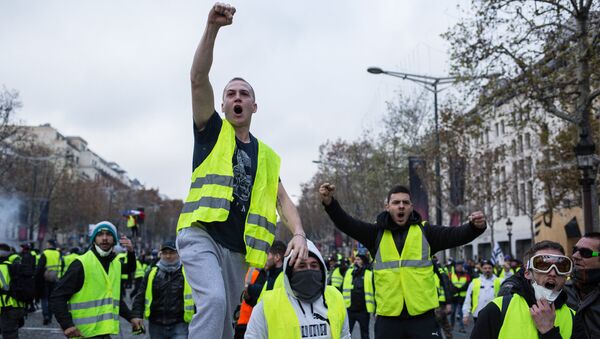 Столкновение участников акции протеста против роста цен на бензин желтые жилеты с силами правопорядка в Париже. 24 ноября 2018