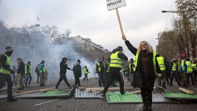 Участники акции протеста против роста цен на бензин желтые жилеты в Париже. Архивное фото