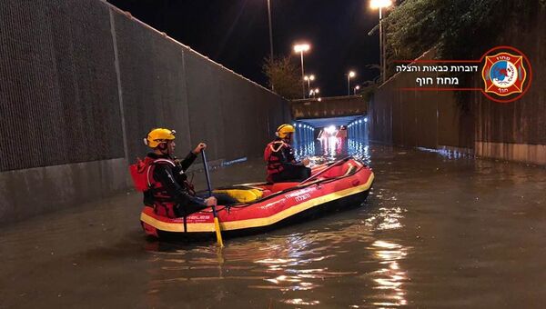 Израильские пожарные в затопленном подземном тоннеле в районе Хайфского залива