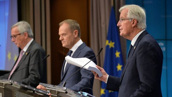 Председатель Европейской комиссии Жан-Клод Юнкер, председатель Европейского совета Дональд Туск и глава делегации ЕС на переговорах по Brexit Мишель Барнье в Брюсселе. 25 ноября 2018