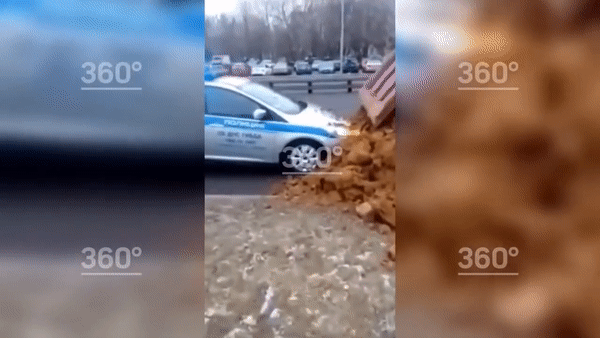 В Москве водитель КамАЗа засыпал автомобиль ГИБДД песком