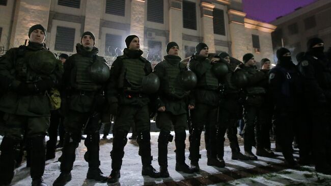 Сотрудники полиции стоят в оцеплении во время проведения акции у здания посольства России в Киеве. 26 ноября 2018